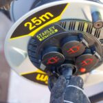 STANLEY SXECCM2FASE kültéri fém kábeldob, 25 m, IP44-es védelem, kábelvezető, masszív fém dob és láb, H07RN-F 3G1,5 mm2 kábel, max. 3000 W - Image 2