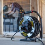 STANLEY SXECCM2FAVE kültéri fém kábeldob, 40 m, IP44-es védelem, kábelvezető, masszív fém dob és láb, H07RN-F 3G1,5 mm2 kábel, max. 3000 W - Image 2