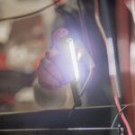 NEBO NEB-6373-G Lil Larry munkalámpa, 250 lm, mágneses, övcsipesz, csúszásgátló markolat - Image 4